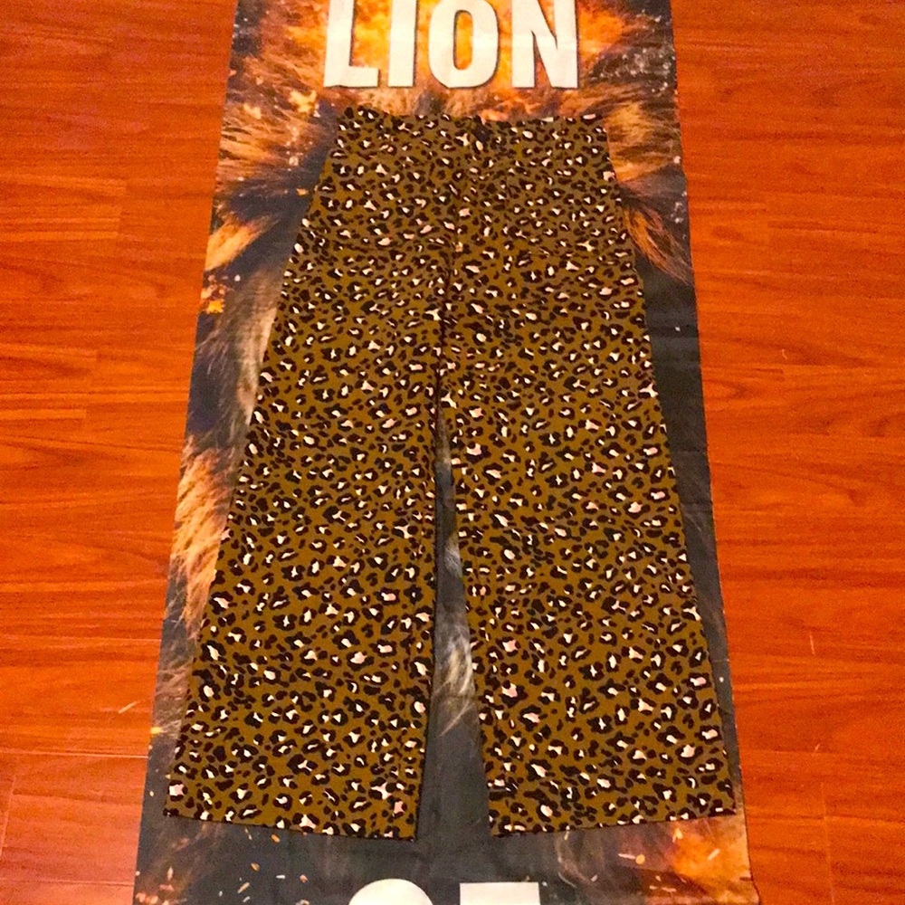 LEOPARD 🐆 PRINT SZ 26 (The Colette Magic Fabric Crop Wide-Leg Pants by Maeve)